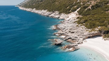 Un paysage côtier caractérisé par un terrain rocheux et une plage.