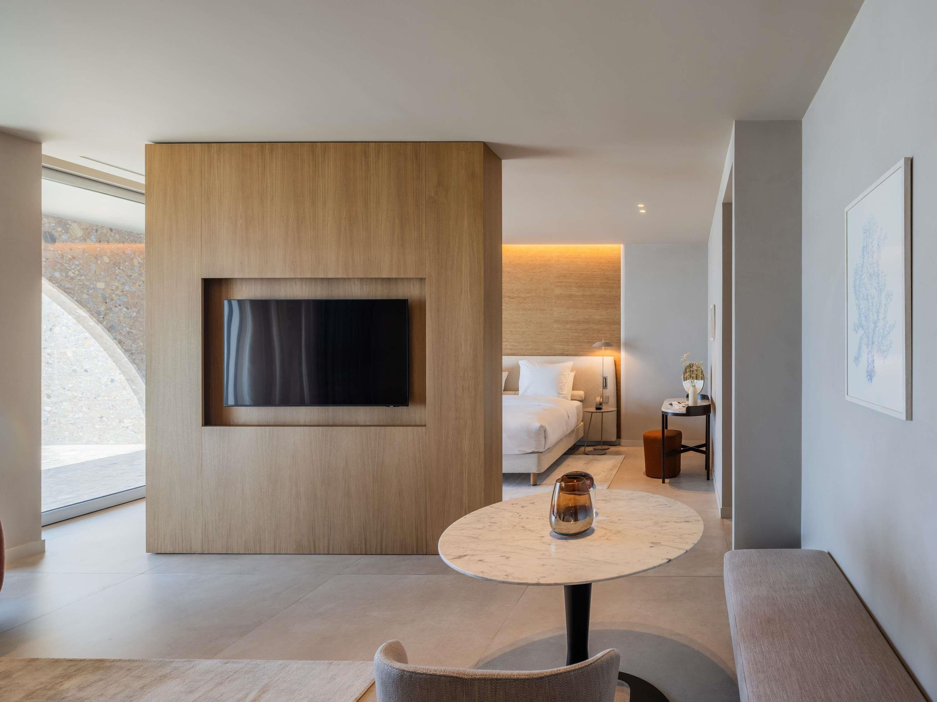 Executive-sviitti, 1 suuri parisänky ja vuodesohva | Ylelliset vuodevaatteet, tallelokero huoneessa, ilmainen Wi-Fi