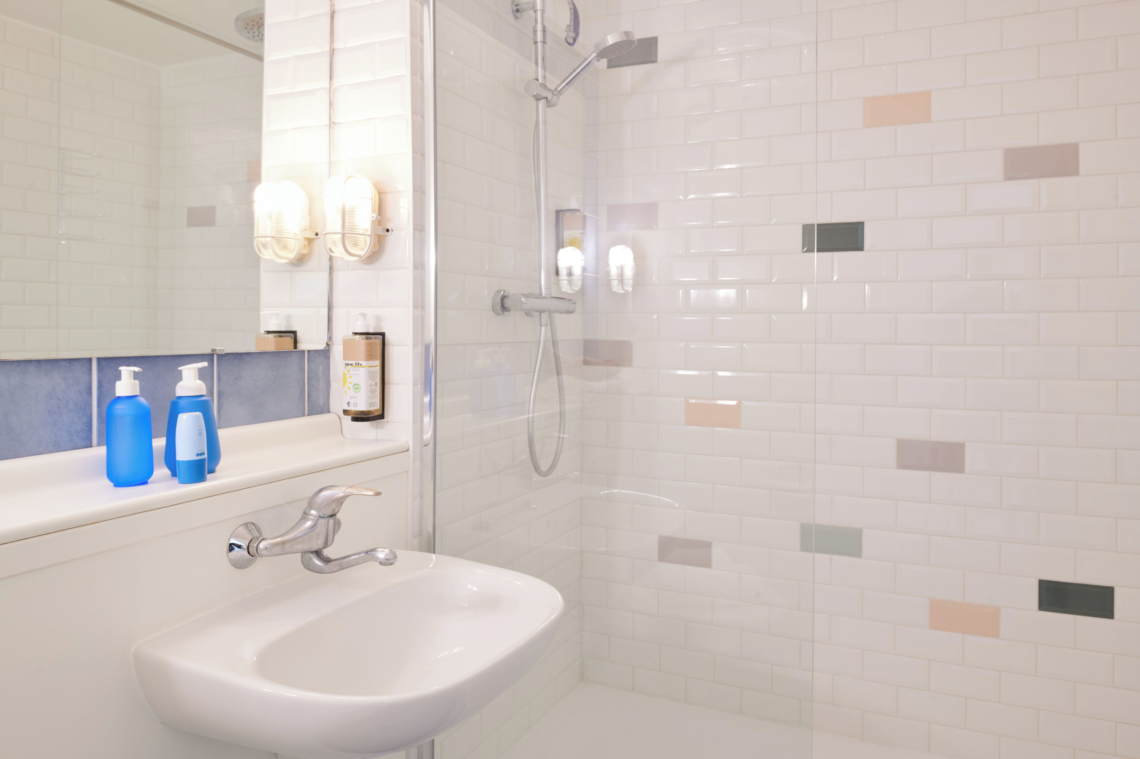 Suihku, hierova suihkupää, ilmaiset hygieniatuotteet, hiustenkuivaaja