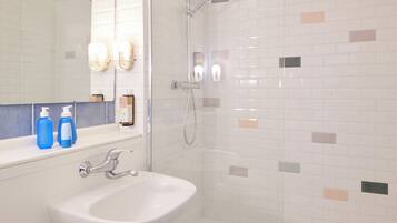 Suihku, hierova suihkupää, ilmaiset hygieniatuotteet, hiustenkuivaaja