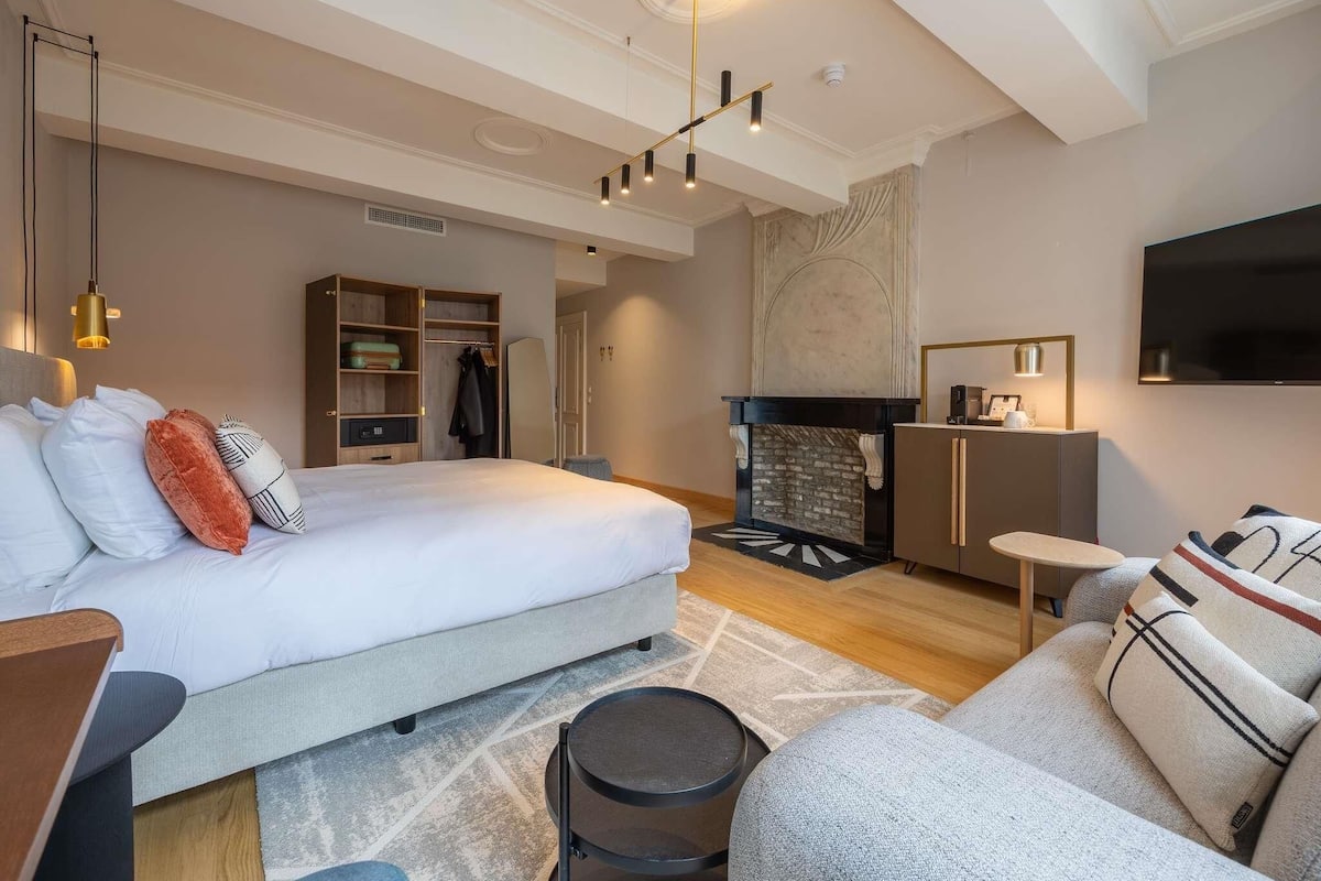 Premium bedding, minibar, in-room safe, desk