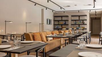 Desayuno buffet (EUR 36 por persona)