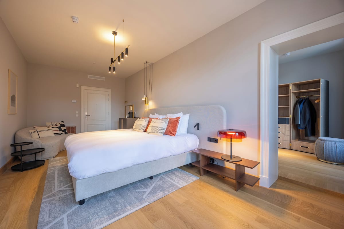 Suite Junior, 1 letto queen | Biancheria da letto di alta qualità, minibar, una cassaforte in camera