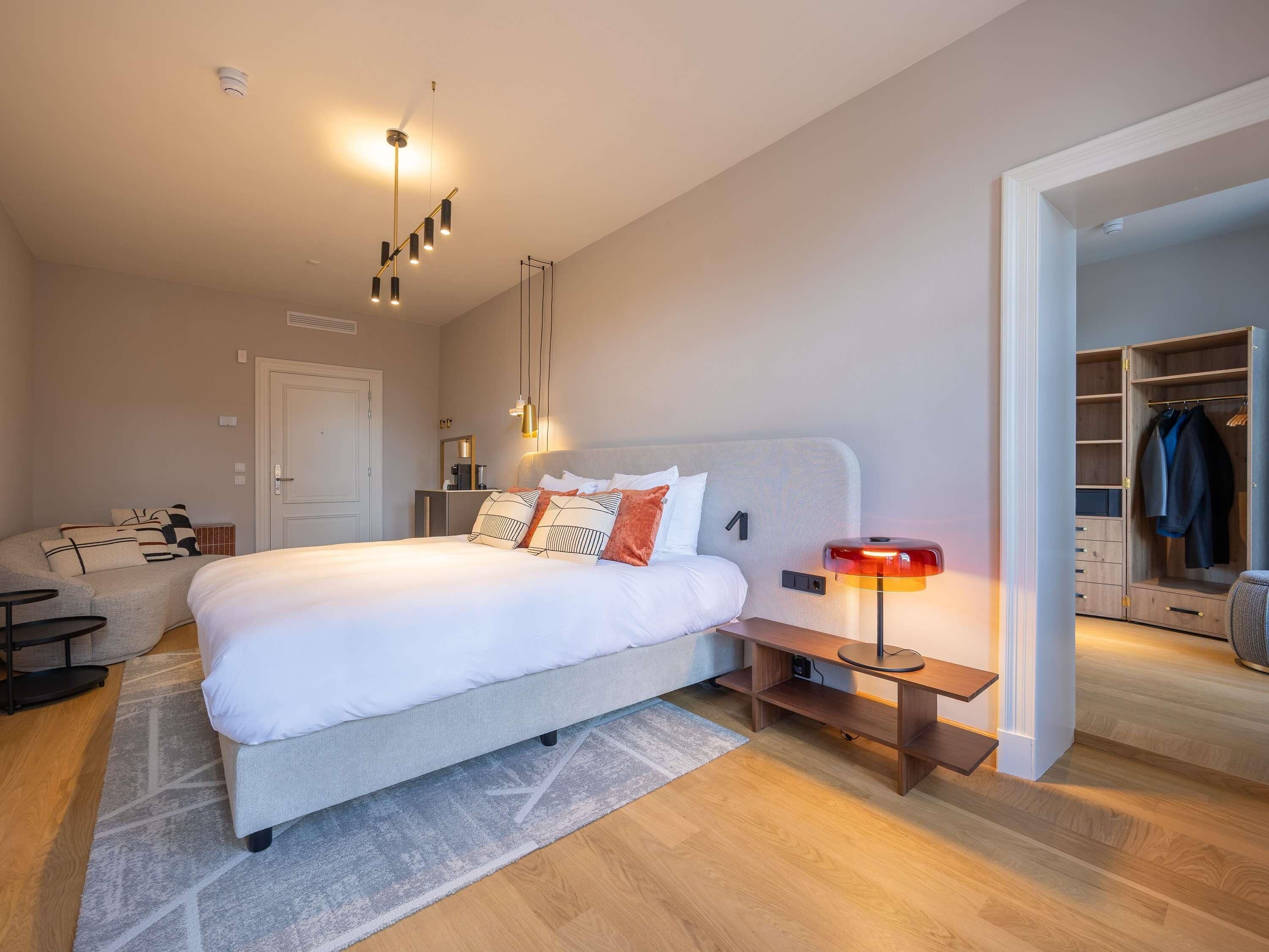 Juniorsvit - 1 queensize-säng | Sängtillbehör av högsta kvalitet och minibar