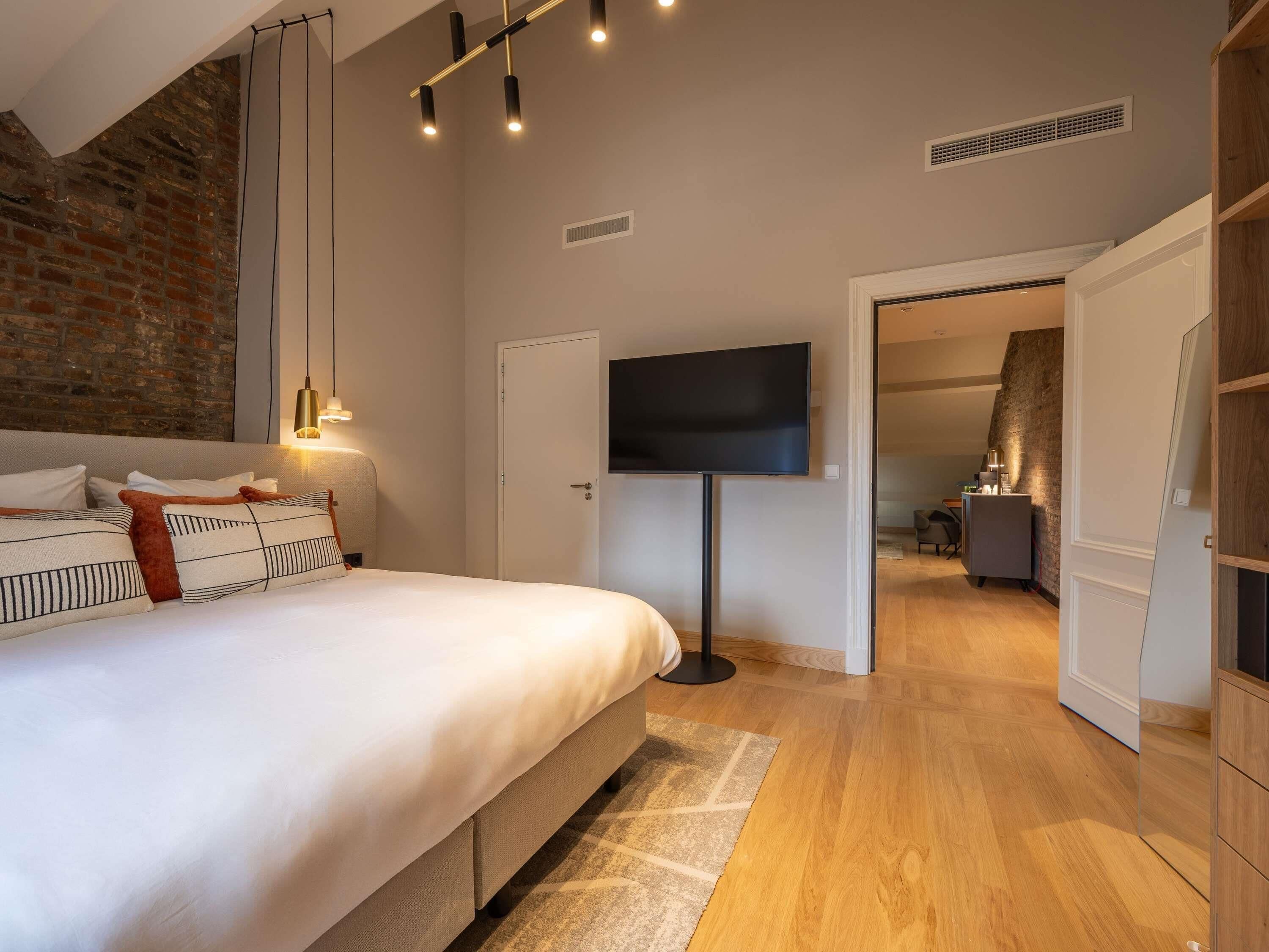 Svit Executive - 1 queensize-säng | Sängtillbehör av högsta kvalitet och minibar