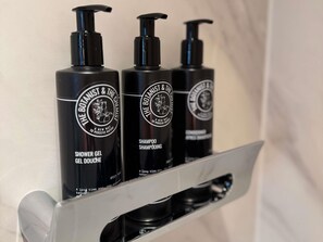 Ropa de cama de alta calidad y minibar 