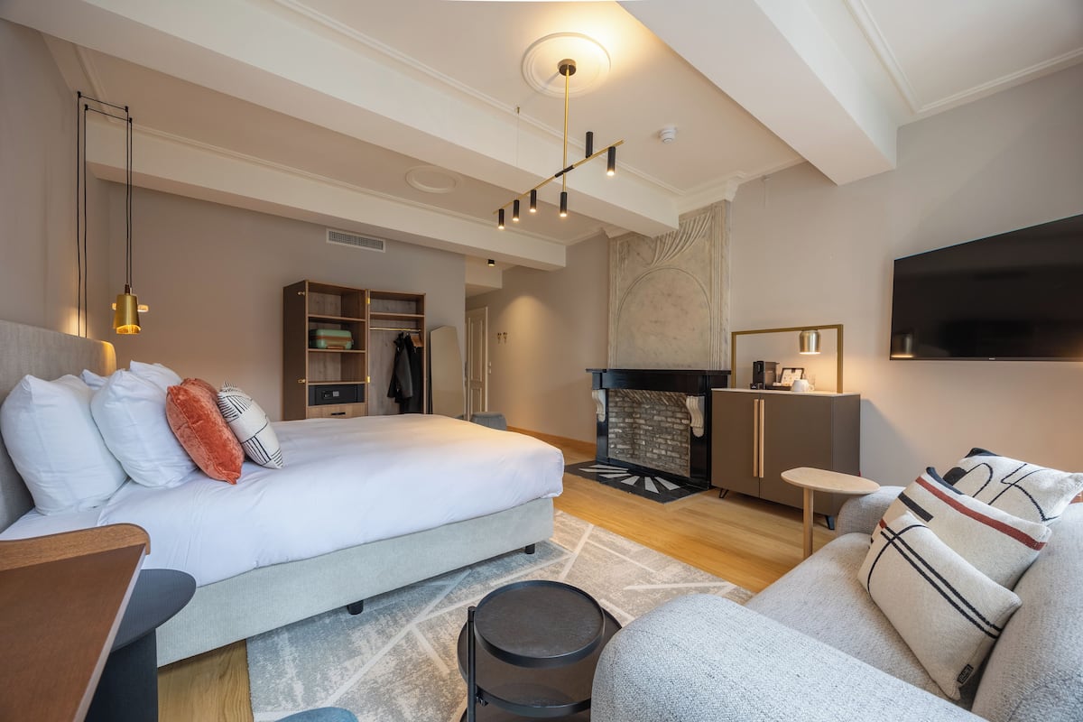 Camera Deluxe, 1 letto queen | Biancheria da letto di alta qualità, minibar, una cassaforte in camera