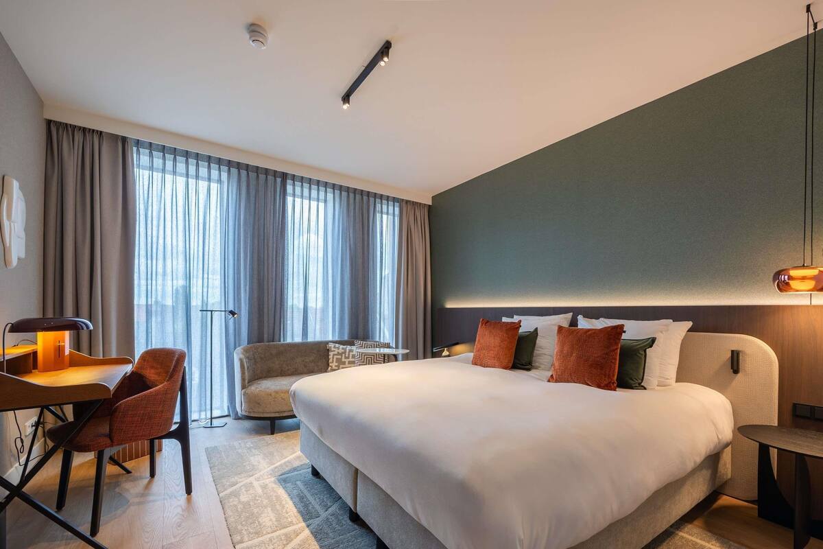 Superior kamer, 1 queensize bed | Luxe beddengoed, een minibar, een kluis op de kamer, een bureau