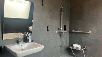 Standaard kamer, 1 tweepersoonsbed, toegankelijk voor mindervaliden | Badkamer | Een regendouche, een haardroger, handdoeken, zeep