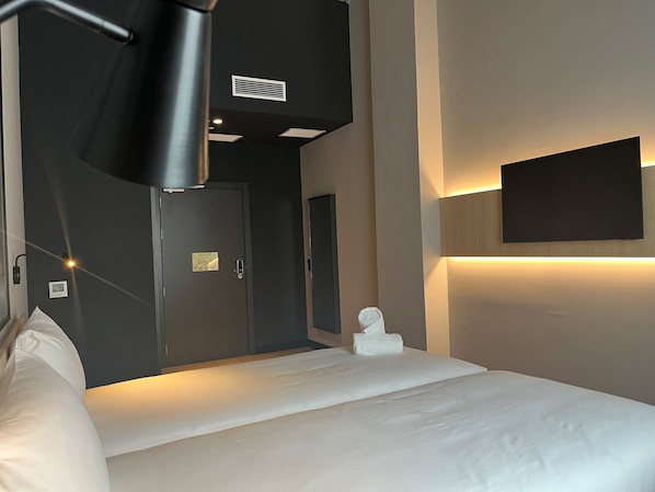 Quarto standard, 1 cama de casal, acessível | Escrivaninha, cortinas blackout, quartos à prova de som