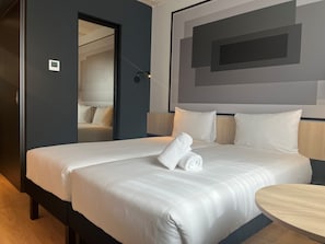Quarto standard, 2 camas de solteiro | Escrivaninha, cortinas blackout, quartos à prova de som