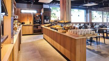 Desayuno buffet diario (EUR 13 por persona)