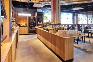 Petit déjeuner buffet (13 EUR par personne)