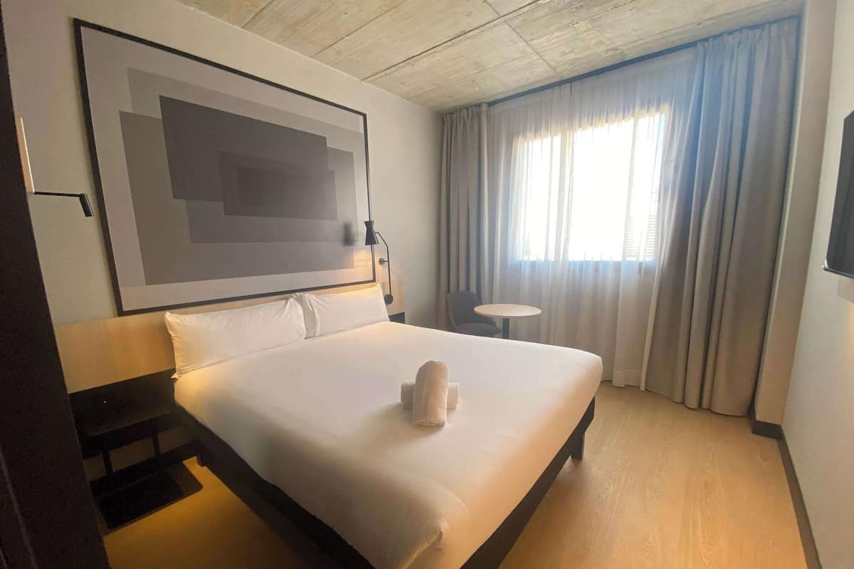 Quarto standard, 1 cama de casal | Escrivaninha, cortinas blackout, quartos à prova de som