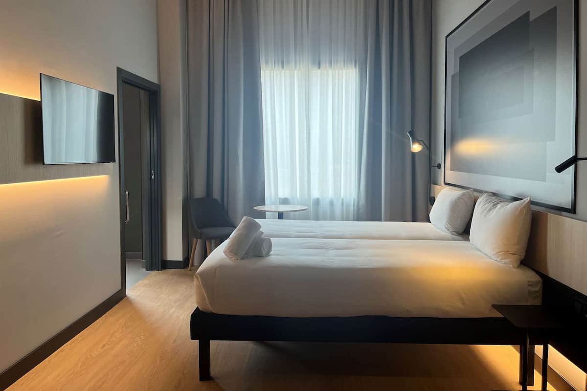 Quarto standard, 2 camas de solteiro | Escrivaninha, cortinas blackout, quartos à prova de som