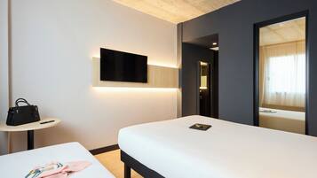 Standaard kamer, 2 eenpersoonsbedden | Een bureau, een laptopwerkplek, verduisterende gordijnen