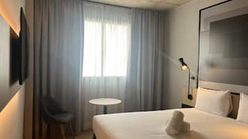 Standard Room, 1 Double Bed, Accessible | Desk, blackout drapes, soundproofing, iron/ironing board
