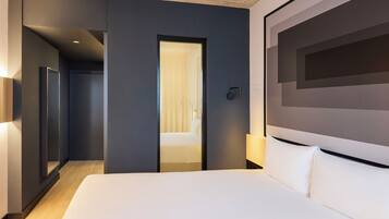 Standaard kamer, 1 tweepersoonsbed | Een bureau, een laptopwerkplek, verduisterende gordijnen