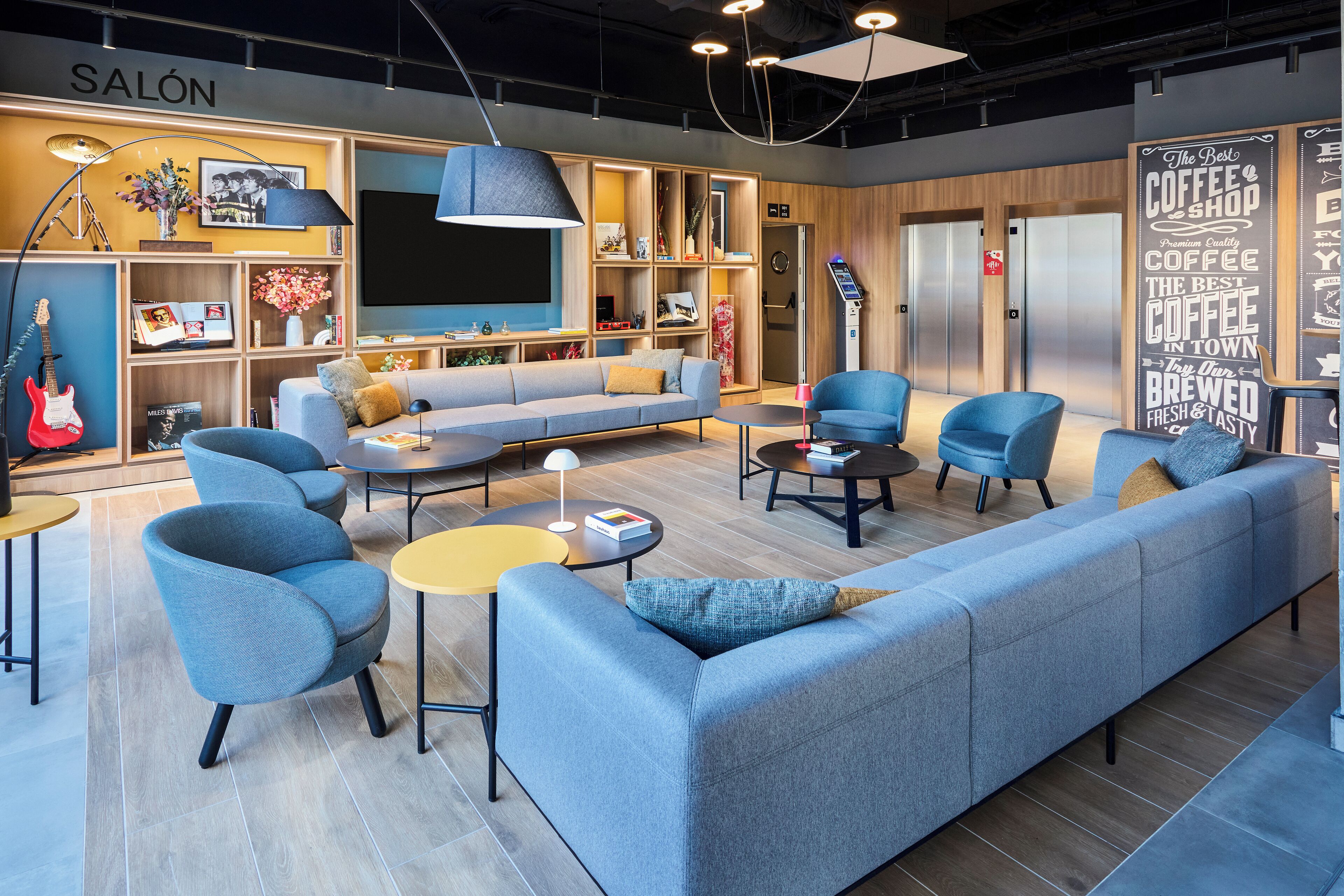 Een 38-inch flatscreentelevisie met digitale zenders