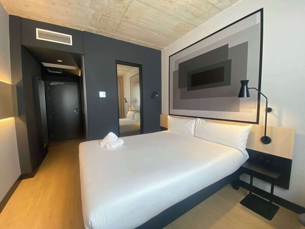 Standaard kamer, 1 tweepersoonsbed | Een bureau, verduisterende gordijnen, geluiddichte muren