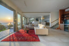 Smart-TV, Kamin, Bücher