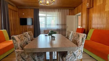 Family Apartment, Balcony, Valley View | Living area