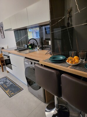 Køleskab, ovn, kogeplade, elkedel