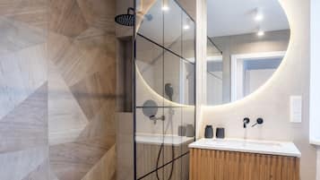 Dusche, Haartrockner, Handtücher, Seife