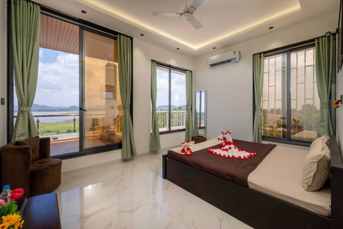 Egyptian cotton sheets, premium bedding, memory-foam beds