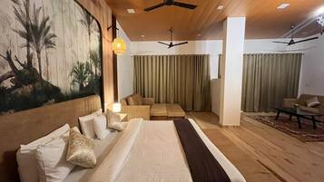 Lake View Luxury Suite | Egyptian cotton sheets, premium bedding, memory-foam beds