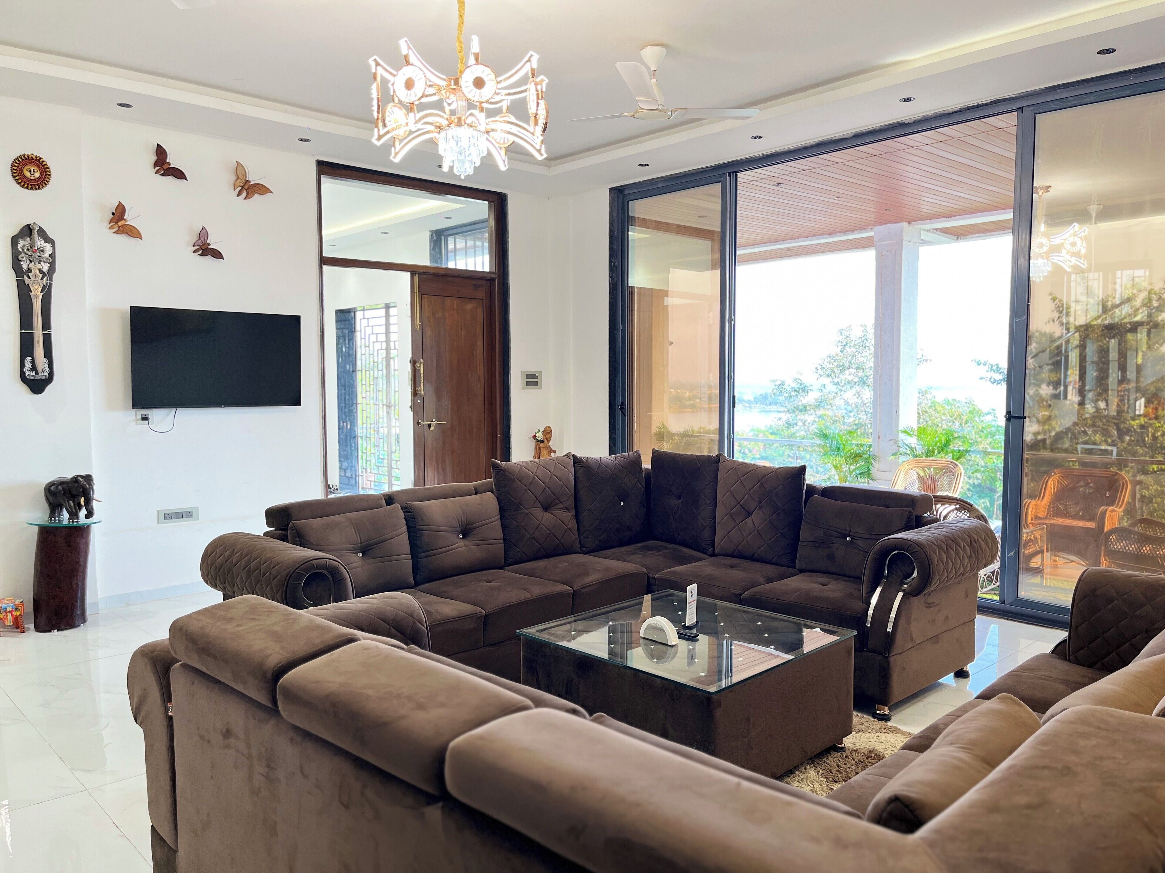 Astoria Villa 6BHK | Wohnbereich | 21-Zoll-LCD-Fernseher mit Digitalempfang, Drucker