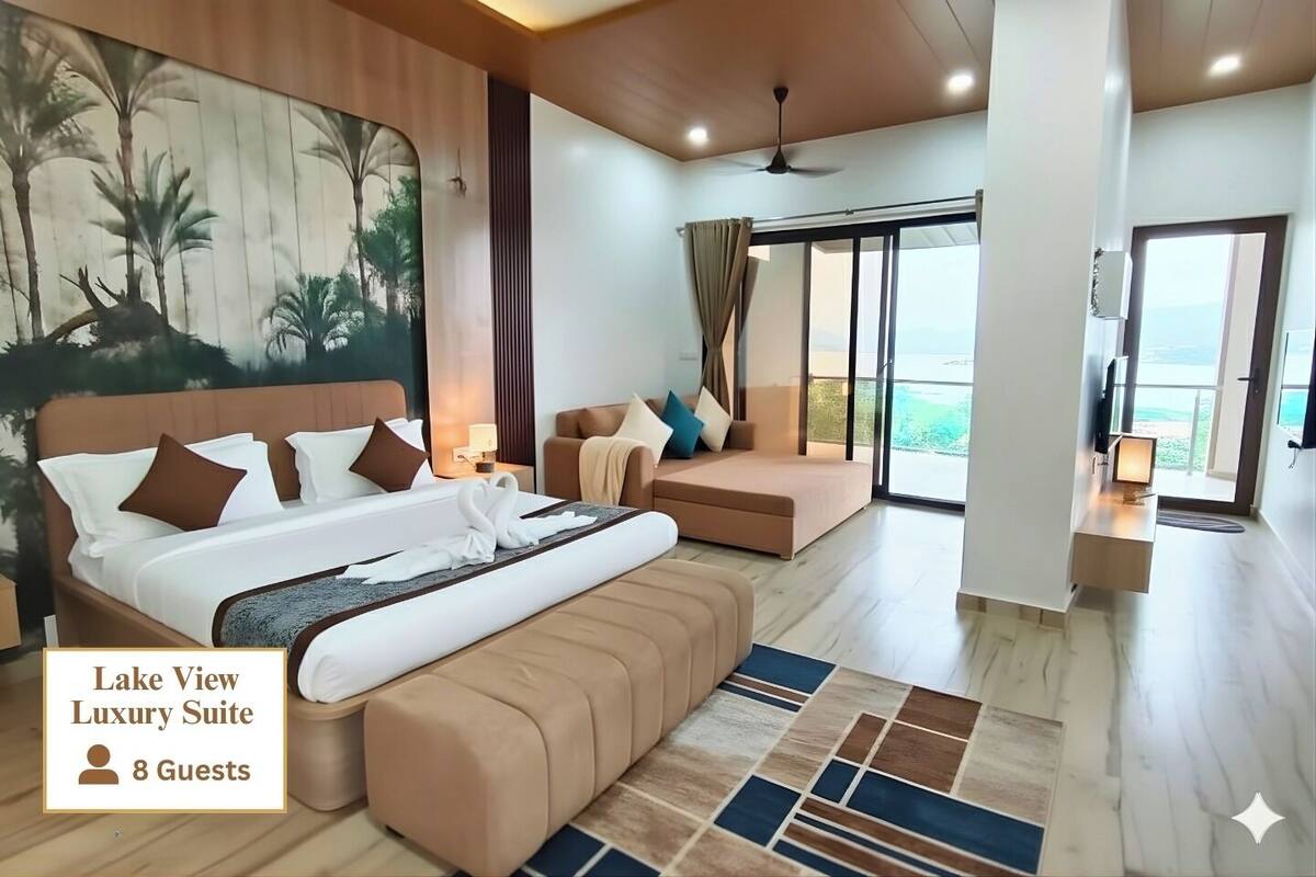 Lake View Luxury Suite | Egyptian cotton sheets, premium bedding, memory-foam beds