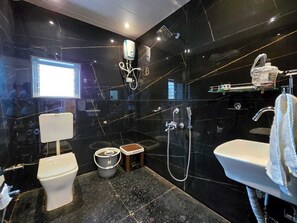Bungalow dành cho gia đình, 5 phòng ngủ, quang cảnh hồ | Phòng tắm | Đồ dùng nhà tắm miễn phí, khăn tắm, xà phòng, dầu gội