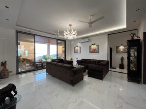 Astoria Villa 6BHK | Coin séjour