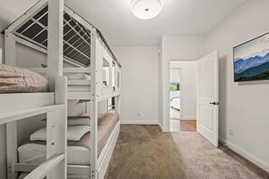 5 bedrooms, iron/ironing board, WiFi, bed sheets