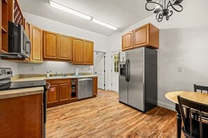 Coffee/tea maker, fridge, microwave, oven