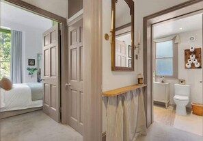 2 chambres, fer et planche à repasser, Wi-Fi, draps fournis