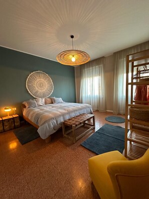 2 sovrum, värdeförvaringsskåp på rummet och skrivbord