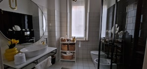 Dusche, umweltfreundliche Kosmetikartikel, Haartrockner, Bidet