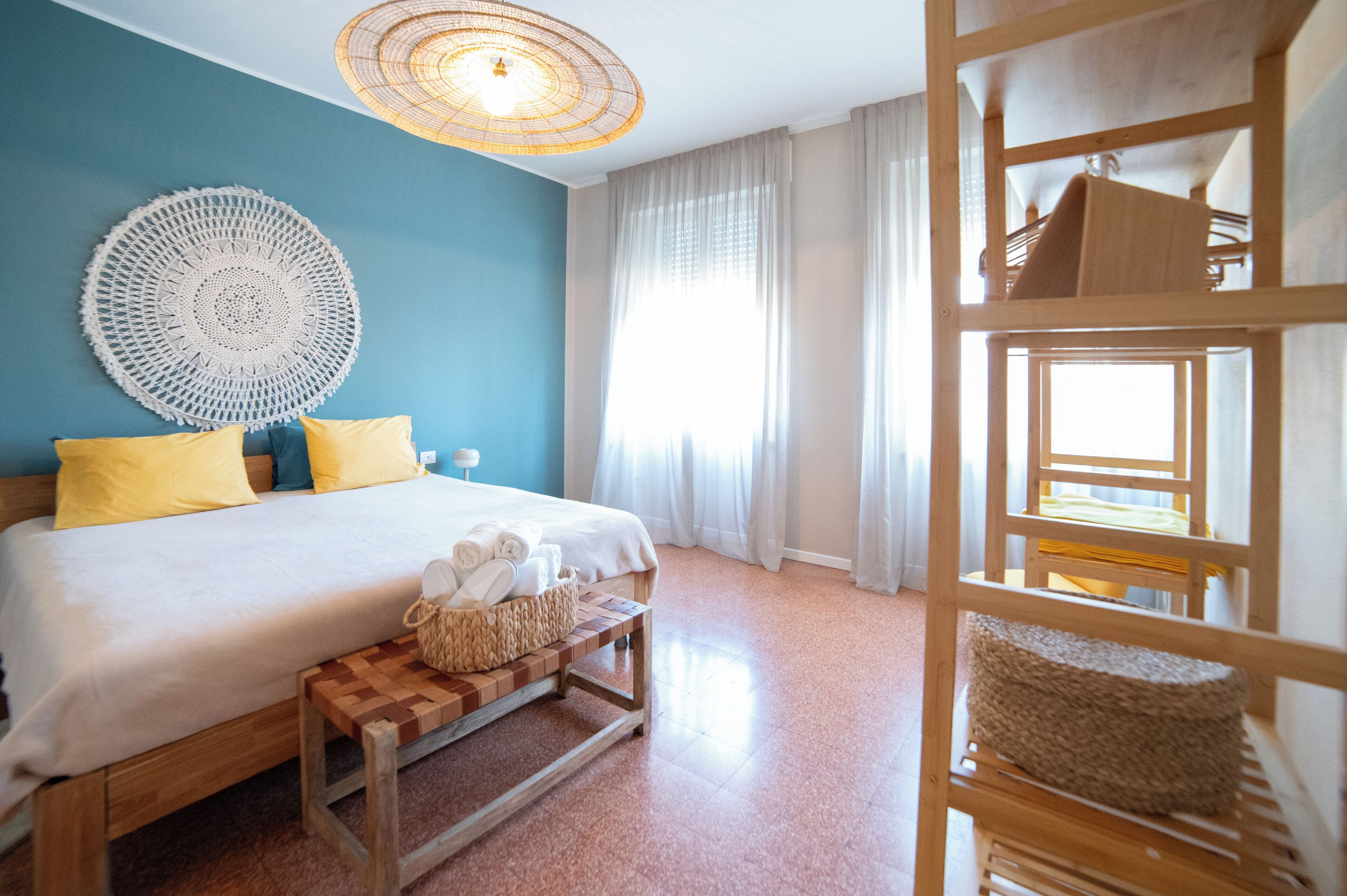 2 habitaciones, caja de seguridad en la habitación y escritorio 