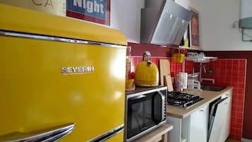 Kühlschrank, Mikrowelle, Herdplatte, Geschirrspüler