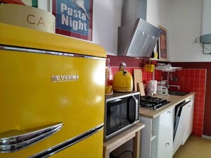 Kühlschrank, Mikrowelle, Herdplatte, Geschirrspüler