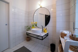 Unclassified image, 5 of 24, button