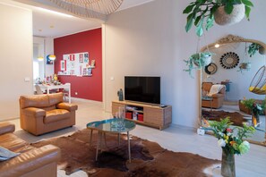 Smart TV, books - HENRY'S HOUSE luxury urban apartament (Parma)