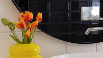 Dusche, umweltfreundliche Kosmetikartikel, Haartrockner, Bidet