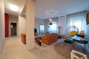 Smart TV, books - HENRY'S HOUSE luxury urban apartament (Parma)