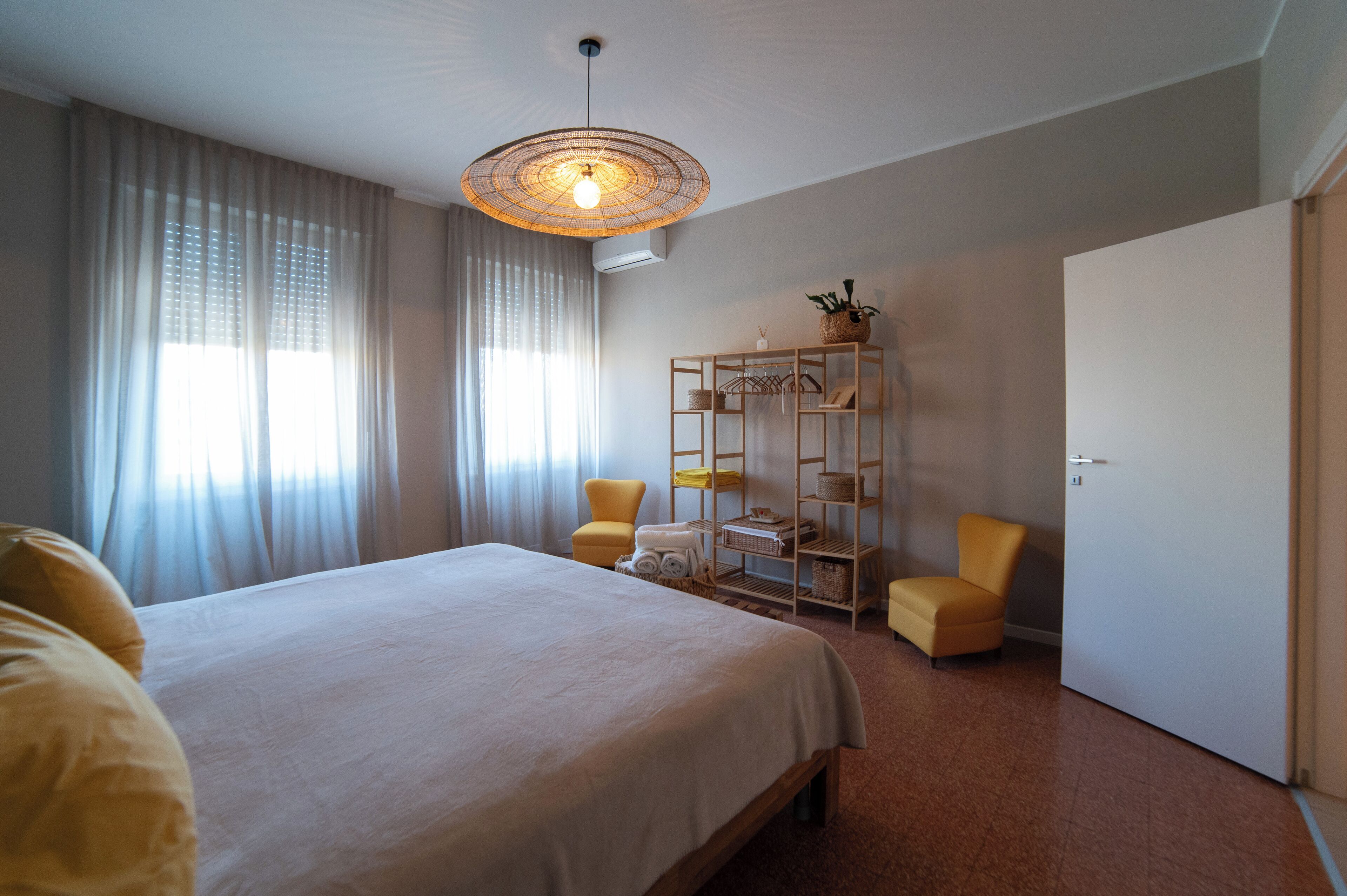 2 habitaciones, caja de seguridad en la habitación y escritorio 