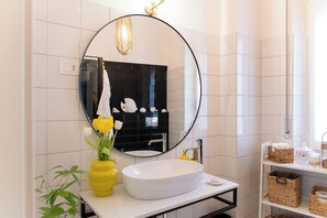 Unclassified image, 3 of 24, button