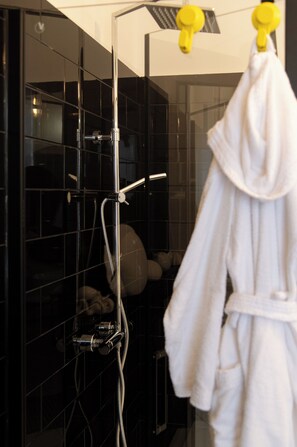 Unclassified image, 2 of 24, button