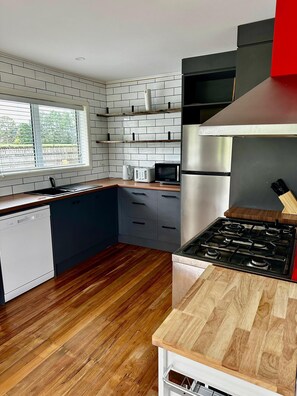 Micro-ondes, four, plaque de cuisson, lave-vaisselle